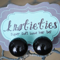 knotiegumball earring - black licorice 