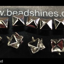 Pyramid Studs 7mm