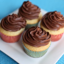Yellow_20cupcake_20cho_20frosting_medium