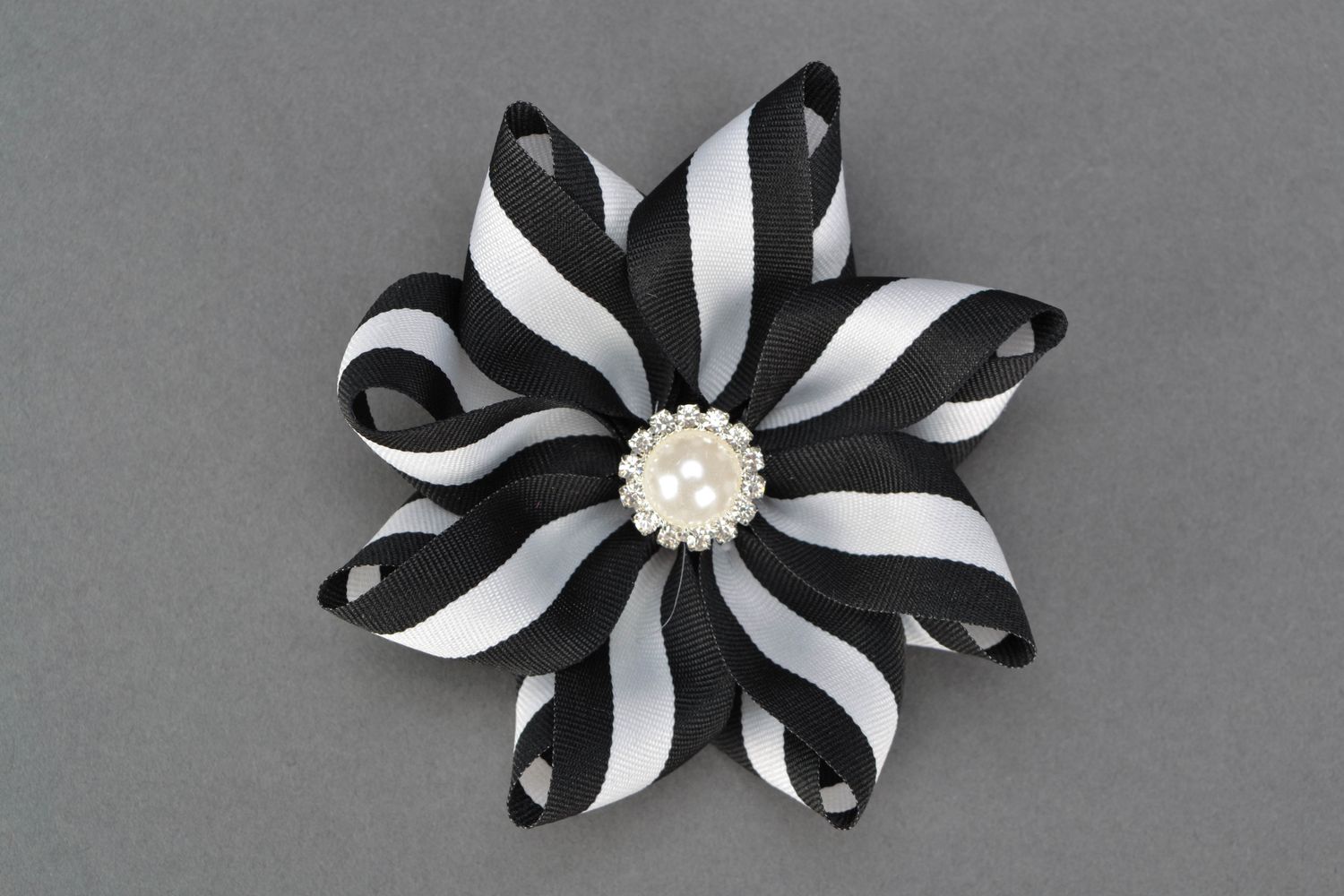 ribbon brooch